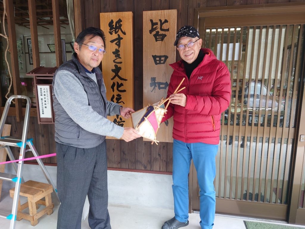 左：「皆田和紙保存会」会長の山本幹雄さん、右：番組パーソナリティの谷五郎　「紙すき文化伝統館」前にて